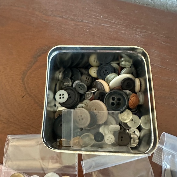 Assorted Buttons - Picture 2 of 6